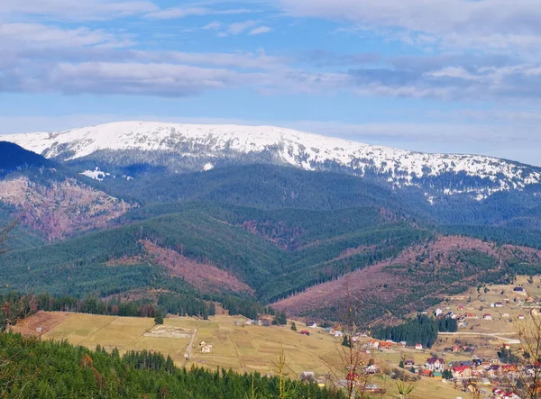 Dağları olan güzel bir manzara