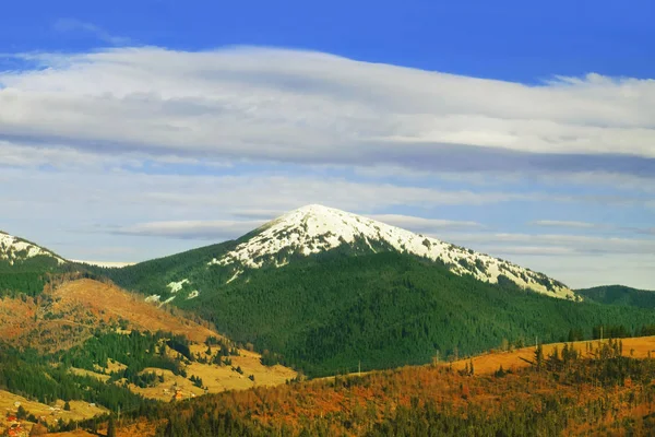 Beautiful landscape with mountains — Stock Photo, Image