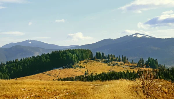 Bellissimo paesaggio con montagne — Foto Stock