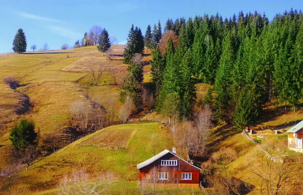 Paisagem com casa em montanhas — Fotografia de Stock