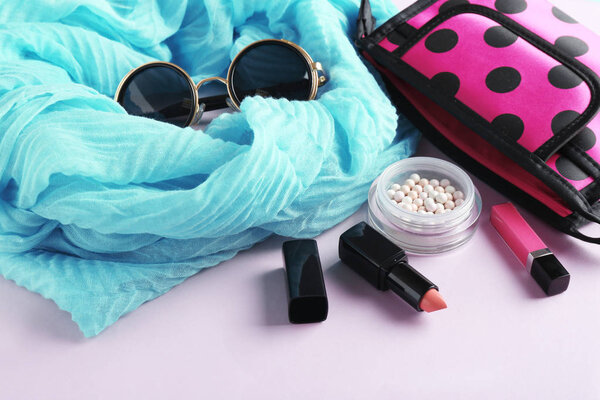 Аксессуары для женщин на розовой поверхности
