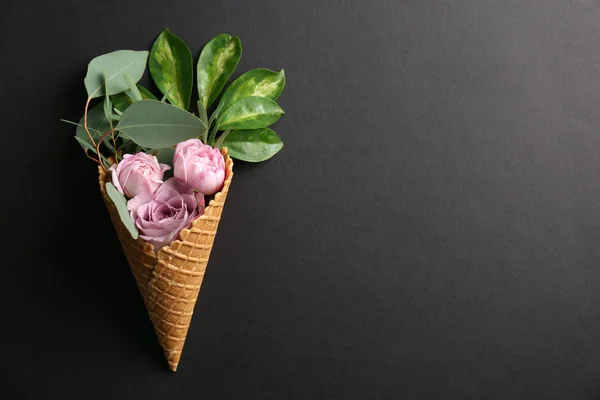 Cone de waffle com composição de rosas — Fotografia de Stock