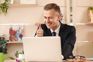 Genç işadamı ofiste çalışıyor.