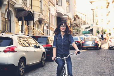 kadın binicilik bisiklet açık havada