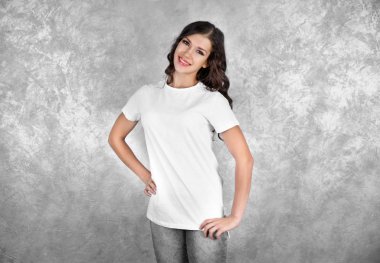 Genç kadın boş t-shirt 