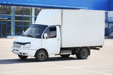 Beyaz kargo araba yan görünüm