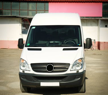 Beyaz modern van Caddesi üzerinde park etmiş.