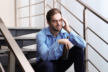 ofis çalışanı ile şişe bira