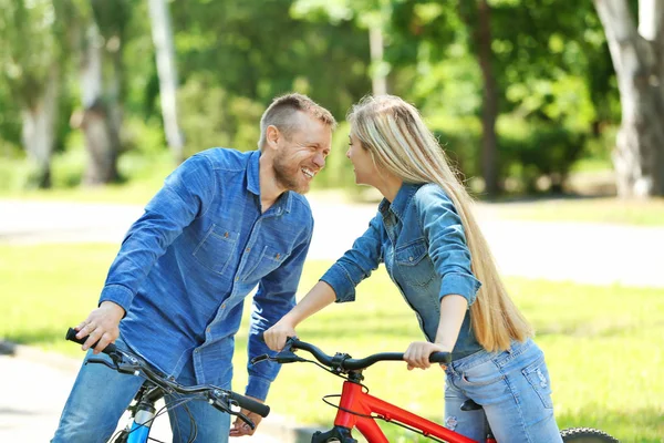 Lyckliga par med cykel — Stockfoto