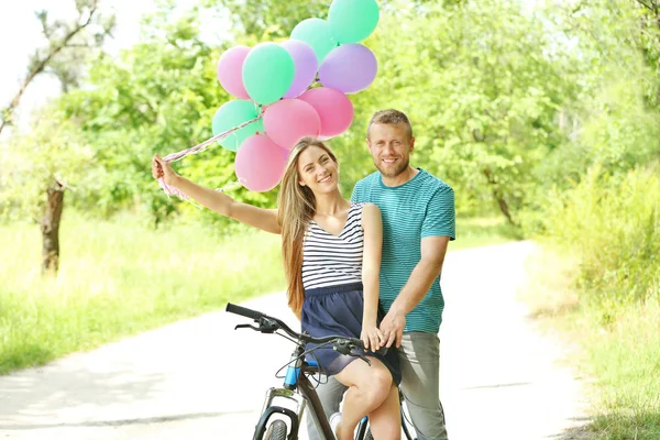 Šťastný pár se kolo — Stock fotografie