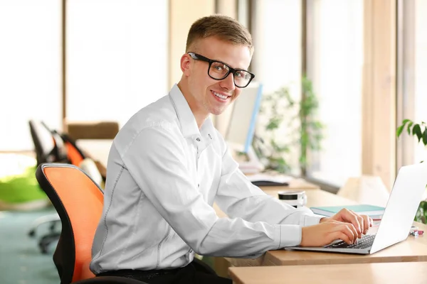 Young Man Working Laptop Office — Stock Photo, Image