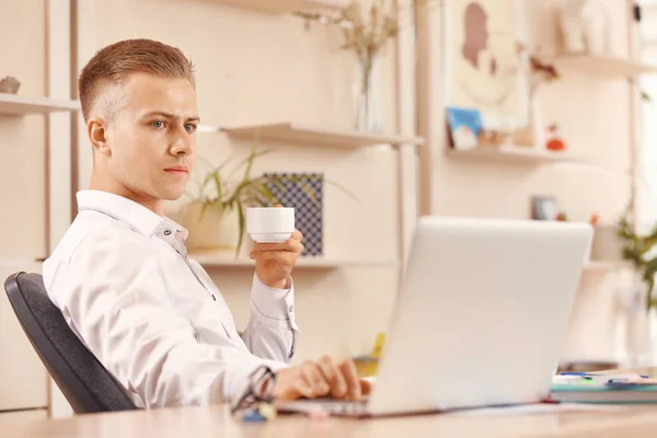 Hombre Joven Que Trabaja Ordenador Portátil Beber Café Oficina — Foto de Stock