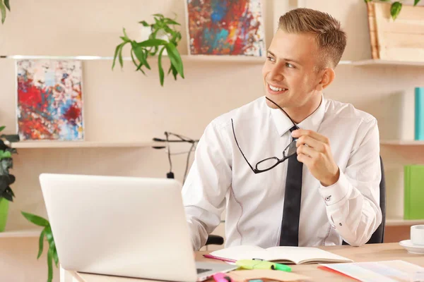 Jungunternehmer Arbeitet Büro — Stockfoto