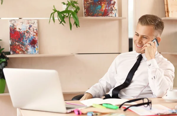 Junger Mann Telefoniert Und Arbeitet Büro Laptop — Stockfoto