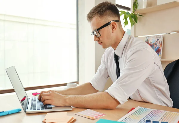 Mann arbeitet am Laptop — Stockfoto