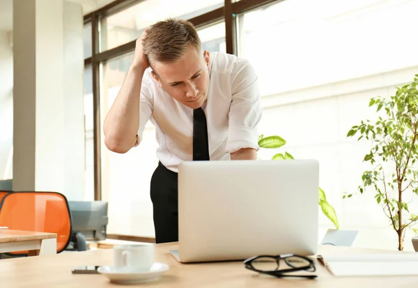 Homem Feliz Com Laptop Escritório — Fotografia de Stock