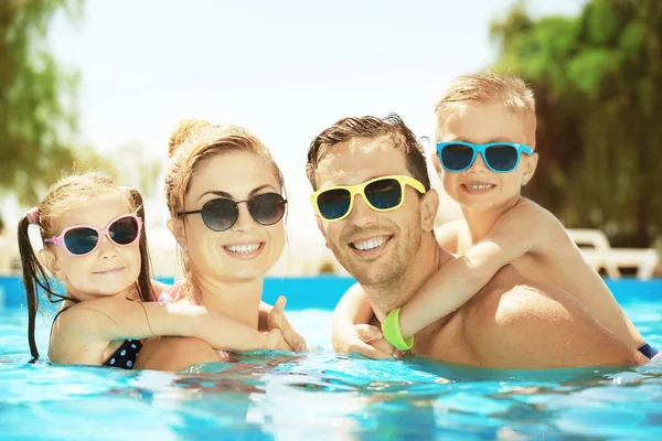 Famiglia in piscina — Foto Stock