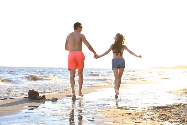 Preciosa pareja en la playa —  Fotos de Stock