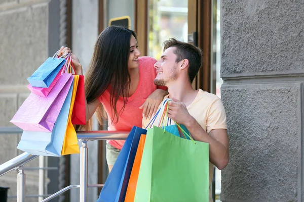 Paar trägt bunte Taschen — Stockfoto