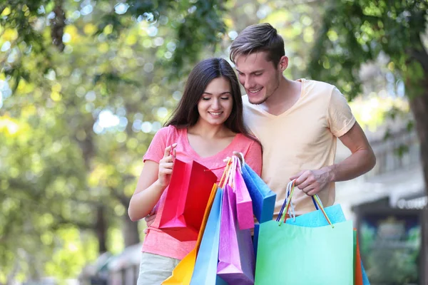 Lyckligt par med shoppingväskor — Stockfoto