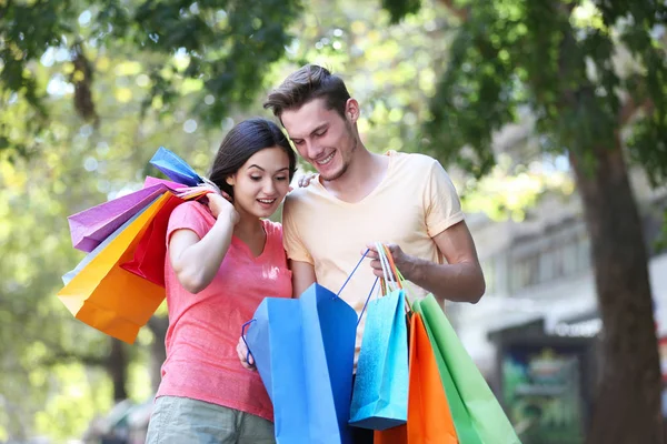 Casal feliz com sacos de compras — Fotografia de Stock