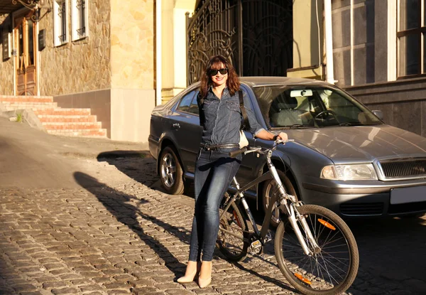 Mujer con bicicleta al aire libre — Foto de Stock