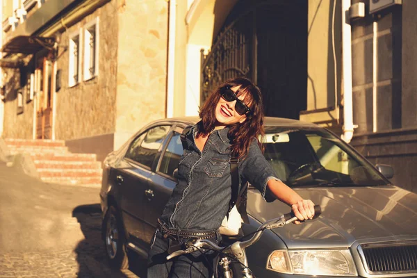 Donna con bicicletta all'aperto — Foto Stock