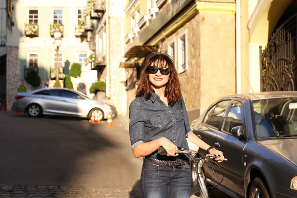 Mulher com bicicleta ao ar livre — Fotografia de Stock