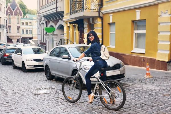 Mujer montar en bicicleta al aire libre — Foto de Stock