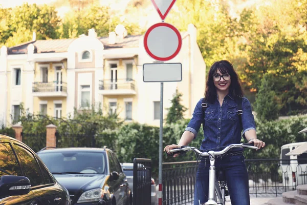 Mujer montar en bicicleta al aire libre — Foto de Stock