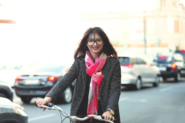 Mujer montar en bicicleta al aire libre — Foto de Stock