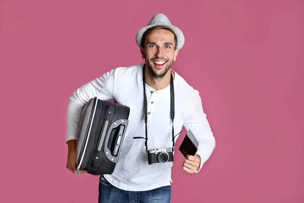 Молодой человек с чемоданом — стоковое фото