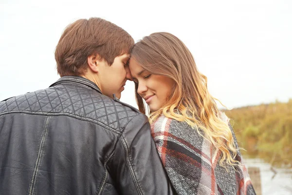 Bonito jovem casal — Fotografia de Stock