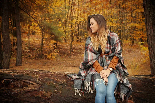 Sonbahar Park Ahşap Günlüğü Üzerinde Oturan Güzel Genç Kadın — Stok fotoğraf
