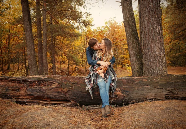 Bonito jovem casal — Fotografia de Stock