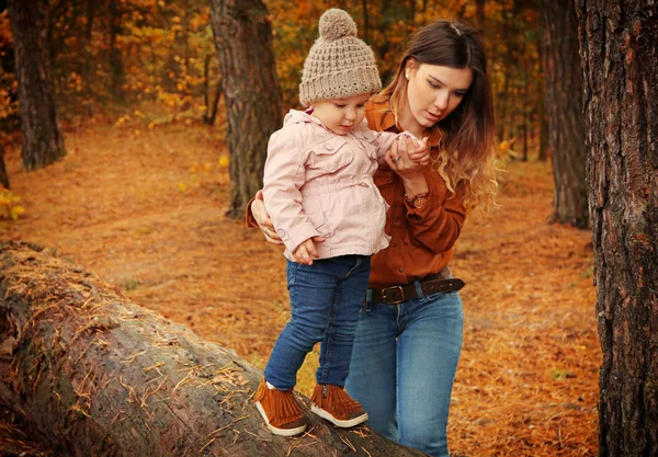 Moeder Helpen Schattig Kindje Lopen Langs Hout Log Herfst Park — Stockfoto