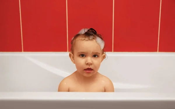 Niedliches Kleines Mädchen Badezimmer — Stockfoto