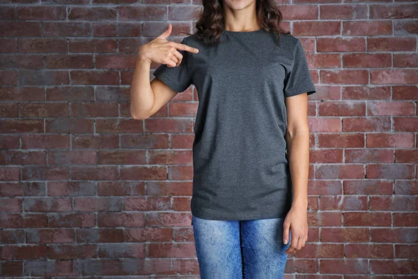 Młoda kobieta w puste t-shirt — Zdjęcie stockowe