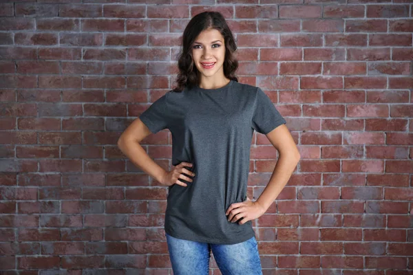 Junge Frau im weißen T-Shirt — Stockfoto