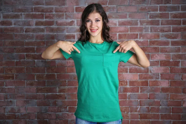 Jovem mulher em branco t-shirt — Fotografia de Stock