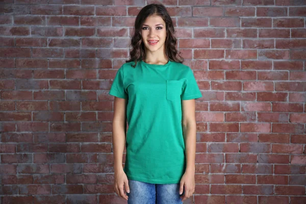 Mladá žena v prázdné tričko — Stock fotografie