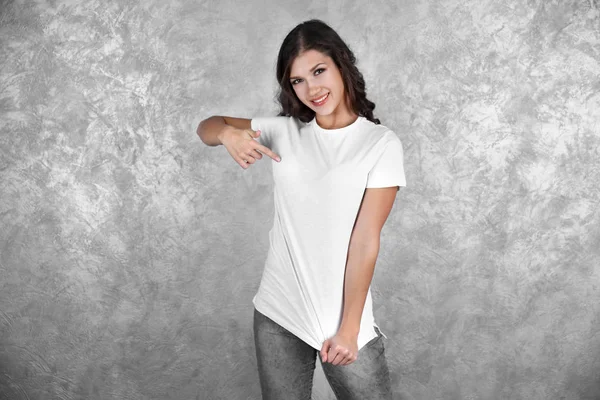 Mujer joven en camiseta en blanco — Foto de Stock