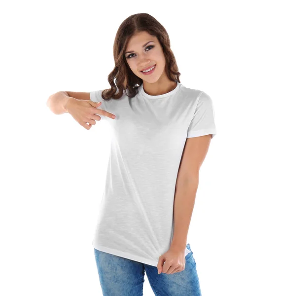 Junge Frau im weißen T-Shirt — Stockfoto