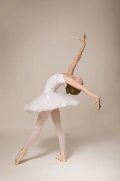 Jovem bela bailarina — Fotografia de Stock