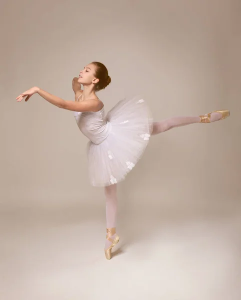 Jovem bela bailarina — Fotografia de Stock