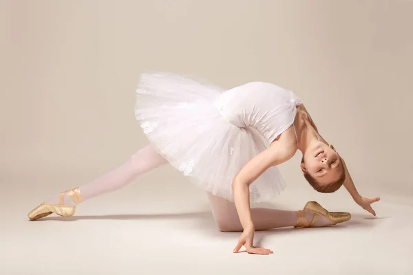 Jonge mooie ballerina — Stockfoto