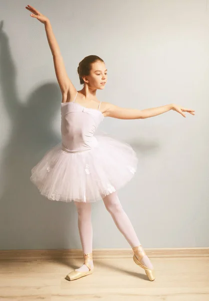 Junge schöne Ballerina — Stockfoto