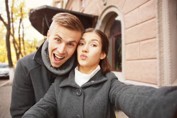 Bonito jovem casal — Fotografia de Stock