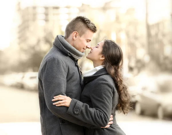 Bonito jovem casal — Fotografia de Stock