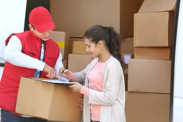 Jeune Femme Signant Reçu Pour Livraison Colis Courrier Masculin — Photo